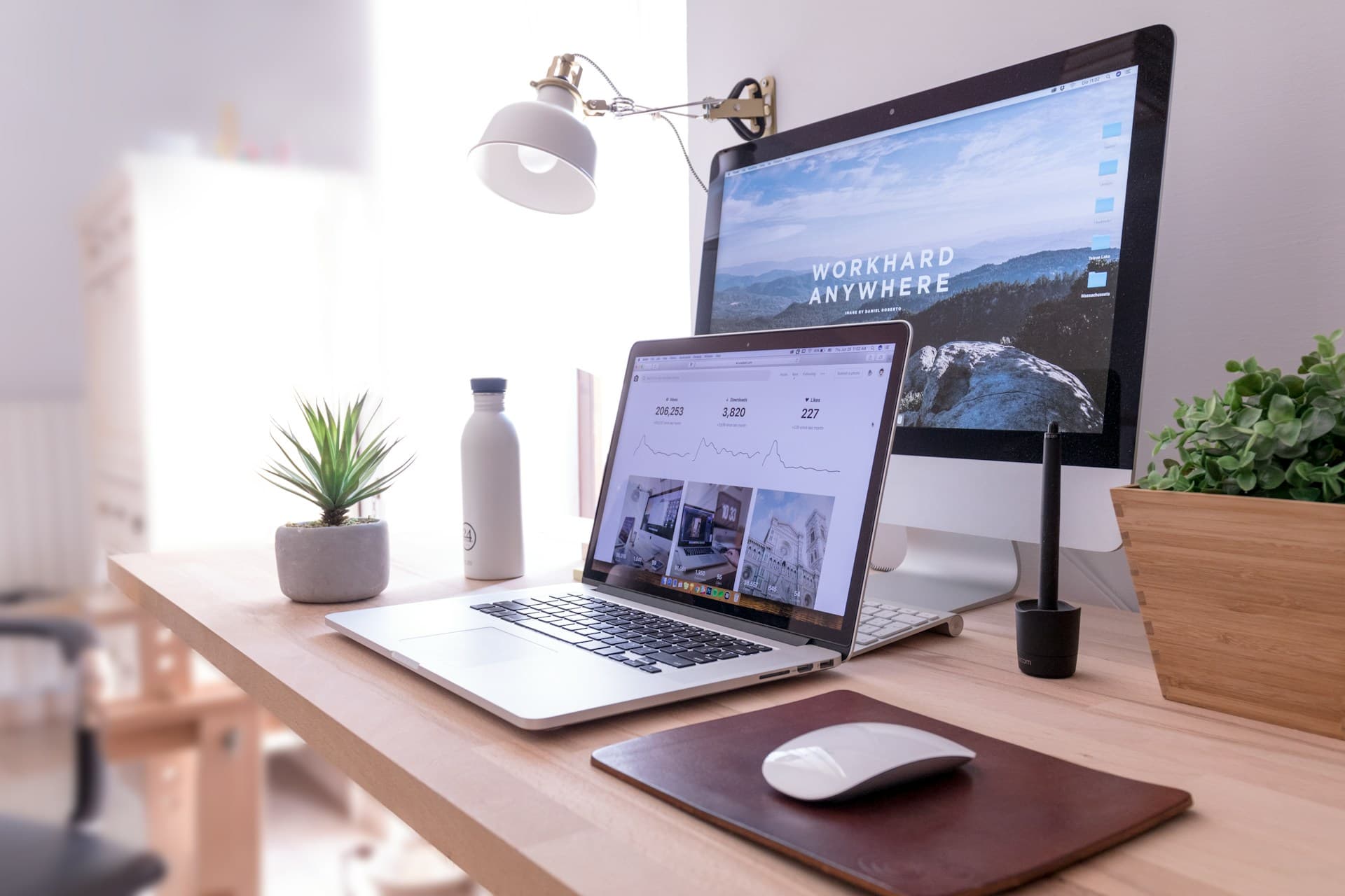 Çalışma masasında masaüstü ve dizüstü ekranda açık bir web sitesi ve istatistik paneli